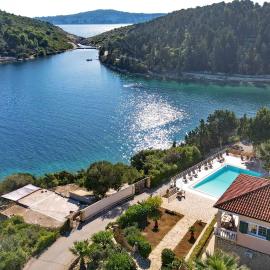 Dolphin House by the sea, hotelli kohteessa Porto Ozias