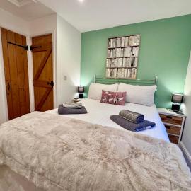 Little Knapp Cottage, East of Church Road, Chichester, West Sussex PO19 7YH, hotel in Chichester