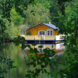 Chalet flottant sur lac et spa, отель в городе Мио