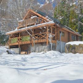 CUE iizuna Private Forest Log Cabin,1 Group per day,Ski Trip,Family Retreat, hotel u gradu 'Nagano'
