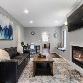 New Pet Friendly Walking Distance to Lake Front, hotel in Lake Geneva