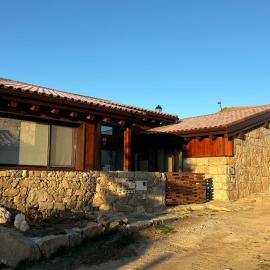 Casas Rurales LA HUERTA DEL CURATO II, hotelli kohteessa Cortos