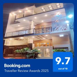 Blessing's Home Stay 5 Bedrooms Luxury Villa Exquisite 5 Bedroom Villa Ideal Family Home Stay with Spacious Living, hotel i Lucknow