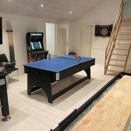 Pool activity house for 14 people, hotel i Bøtø