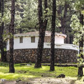 Finca La Redonda Secluded Forest House with Fireplace: El Paso şehrinde bir otel