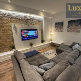 Sleek & Gorgeous 2BR City Centre Flat - Hamlet Court Near Shops