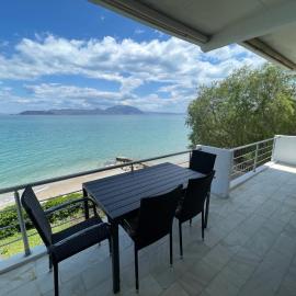 Nerántza में, होटल Stunning Beachfront Apartment Strátos