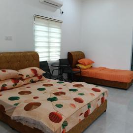 Roomstay NAZALÏA, hotel in Kijal