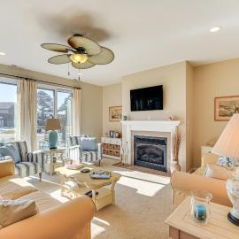 Windmill Point' Home: Steps to Beach & Pier!, hotel u gradu White Stone