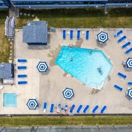 Nautical Mile Resort, viešbutis mieste Velsas