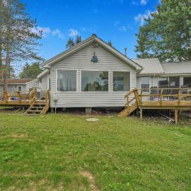 Private Dock & Lake Views: Home on Lime Lake、Machiasのホテル