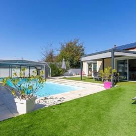 Casa Fernandes avec piscine couverte, hotell sihtkohas Bourg-en-Bresse