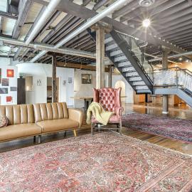 < 1 Mi to Wittenberg: Eclectic Loft w/ Parking!, מלון בספרינגפילד