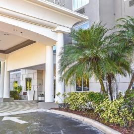 Holiday Inn Express & Suites Cocoa by IHG、ココアのホテル