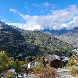 Flat in Veysonnaz near Ski Lift & Valley Views, hotel in Veysonnaz
