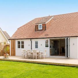 Mariners: Stylish Beachside Getaway with Sea Views, hotel in East Wittering