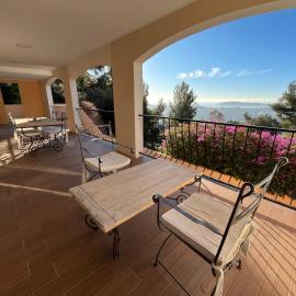 Bas de villa, vue mer, terrasse, clim, piscine