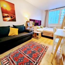 TERRACE-VIEW PRAGUE APARTMENTS for Business & Leisure, FREE PARKING & Gym, Near Metro & Aqua Sport Centre, hotel din Praga