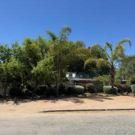 HERB GARDEN RESTAURANT & ROOMS, hotel di Springbok