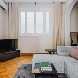 Downtown Tahrir - Spacious 2BD Apartment with City View – hotel w Kairze