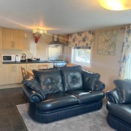 Red Deer Village Holiday Park - 3 Bedroom, Self-Catering Chalet, hotel u gradu Steps