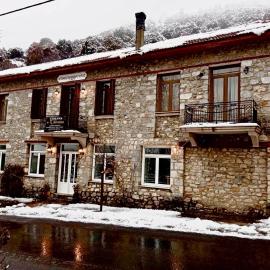 Ξενώνας με Θέα τα Έλατα، فندق في Khrisovítsion