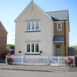 Cosy pet friendly family home with coastal views