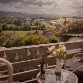 Central Llandeilo with Stunning views- Sleeps 2, hotel sa Llandeilo