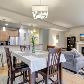 The Eastside Townhome Of Ophir โรงแรมในแองเคอเรจ