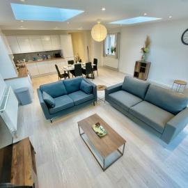 beautiful 3 bedroom apartment in cambridge sleeps 7, hotel in Milton