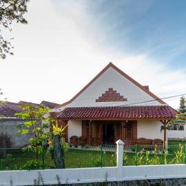 Belgareti Modern Ethnic House Cipanas Puncak، فندق في Cibadak