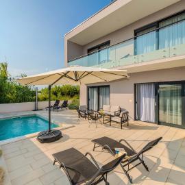 Beachfront Villa Jugo with Seaview, Hotel in Privlaka