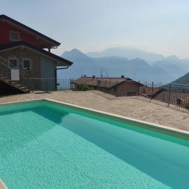 HOST4U - BLONDIE Apartment with Pool & Beautiful View on Iseo Lake, hotel sa Fonteno