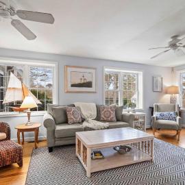 Cozy Bungalow Close to Downtown