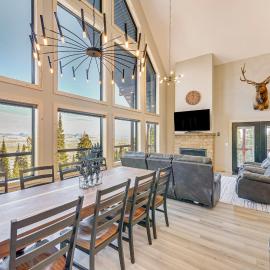 Views, Trails, Hot Tub & More: Luxe Wyoming Oasis, hotelli kohteessa Dubois