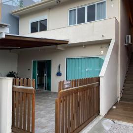 Casa a 50 metros da Praia da Fazenda da Armação, hotel in Governador Celso Ramos