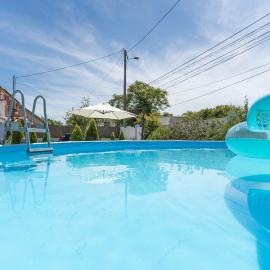 Moradia Familiar Piscina 5min Praia by HOST-POINT, hotel in Charneca