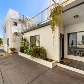 Belle Escapes - Seascape on Seaview - 3 Bedroom โรงแรมในHenley Beach