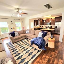 Prime Location in Chesapeake with Spacious 4BR & Big Kitchen, hótel í Chesapeake