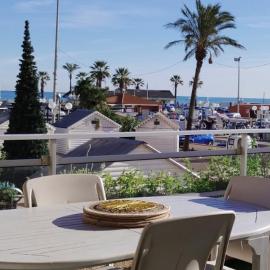 Studio vue splendide sur mer et port, hotel in Saint-Cyprien-Plage