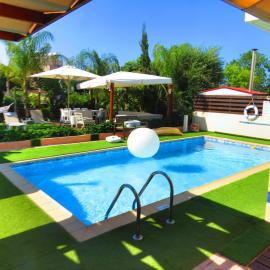 Sunshine Villa Private Pool Luxury Garden 2' walk to Kalamies beach Pernera, hotel di Protaras