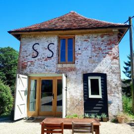 The Dovecote - unique self-contained 1bed renovated barn, hotel din Saffron Walden