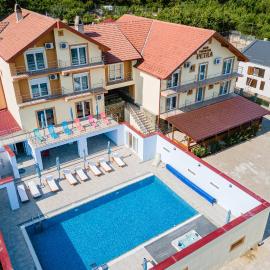 Pensiunea Petra- Clisura Dunarii Resort & SPA, hotell i Divici