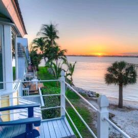 Margarita-Ville on the water! Stunning Sunsets!!, hotel di Jensen Beach