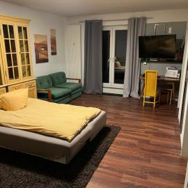 Apartment Rainer mit großen Parkplätzen vorm Gebäude, hotel em Heddesheim