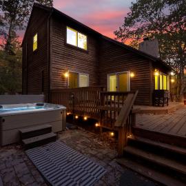 Nature's Paradise with Hot Tub and Fire Pit, hotel v destinaci Lake Harmony