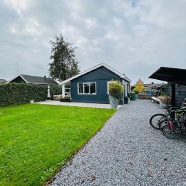 Nice chalet near Reeuwijkse plassen, hotel u gradu Reeuwijk