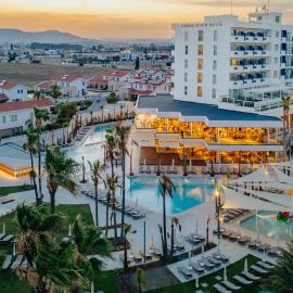 Lordos Beach Hotel & Spa, hotell i Larnaca