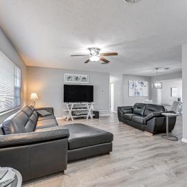 3 Mi to Venice Beach: Pet-Friendly Home w/ Yard, khách sạn ở Venice
