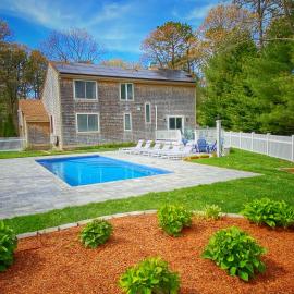 Overlook Poolside Getaway With Seasonal Pool, hotel a Falmouth